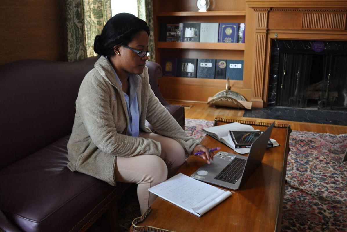 一名女研究生在休息区用笔记本电脑工作