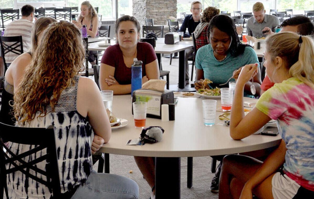 一群女学生围着餐桌聊天