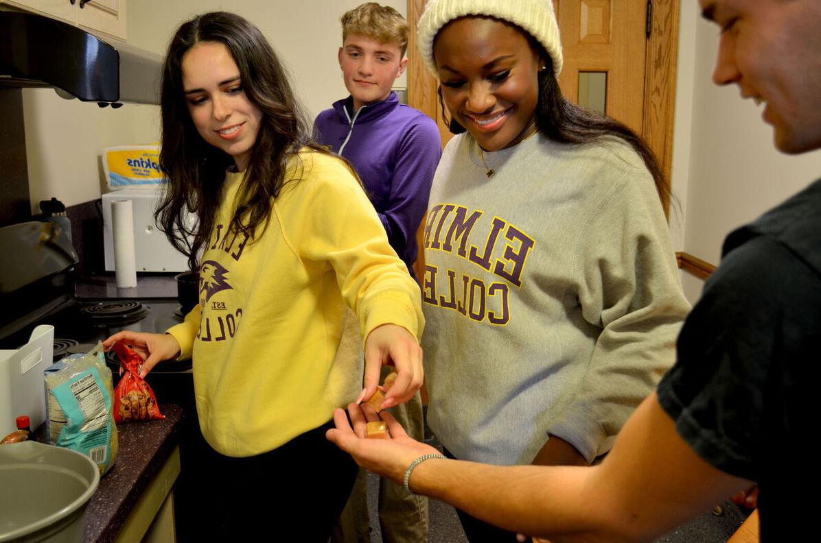 一群学生准备在宿舍的厨房里烤一些饼干
